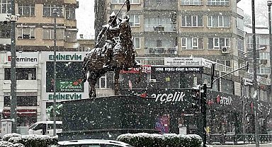 Bursa'da şehir merkezinde kar sürpriiz...Uludağ'a çıkacaklar dikkat....