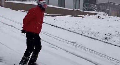 Bursa'da yağan karı fırsat bilen vatandaş şehir merkezinde kayak yaptı