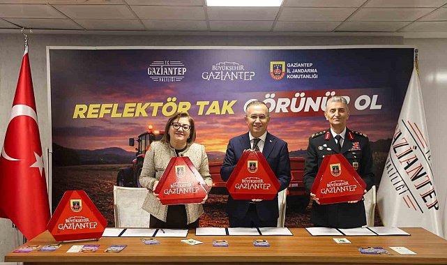 Büyükşehir iş birliğinde, çiftçilere reflektör dağıtımı için protokol imza töreni düzenlendi