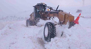 Büyükşehir kardan etkilenen 432 kilometrelik 54 mahalle yolunu ulaşıma açtı