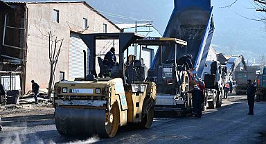 Büyükşehir kendi asfaltını yollarda kullanmaya başladı