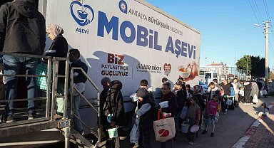 Büyükşehir Mobil Aşevi'nden sıcak yemek ikramı