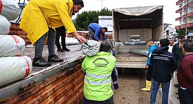 Büyükşehir'den hortum ve fırtınadan zarar gören üreticiye sera naylonu desteği