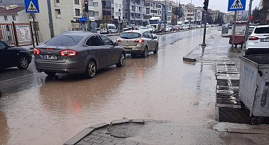 Cadde göle döndü, sürücüler zor anlar yaşadı