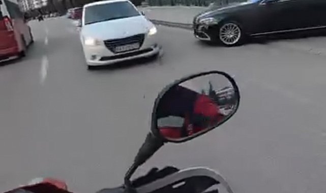 Caddede ters yöne giren otomobil trafiği tehlikeye attı