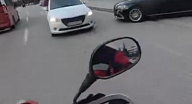 Caddede ters yöne giren otomobil trafiği tehlikeye attı