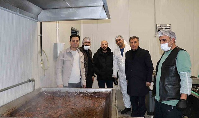 Cağ kebabın başkenti Oltu'da kavurma ve sucuk üretimi yapıyorlar