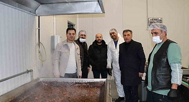 Cağ kebabın başkenti Oltu'da kavurma ve sucuk üretimi yapıyorlar