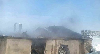 Çaldıran'da ev yangını