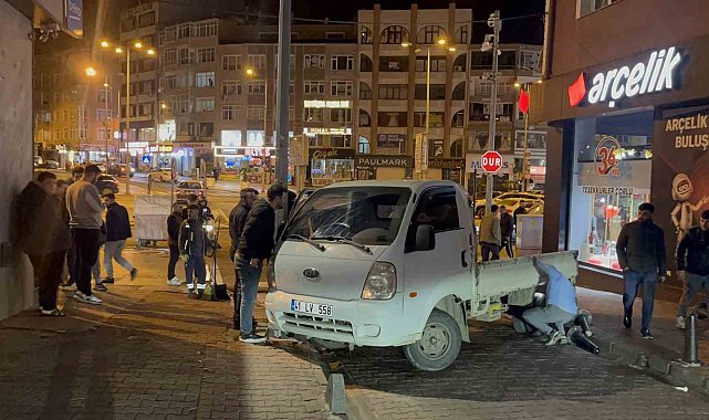 Çalıntı araçla yakıt alırken polisi gördü, kaçarken direğe çarptı