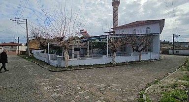 Camide tuvaleti kullandı, notla birlikte para bıraktı