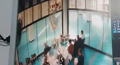 Caminin tavan alçısı cemaatin üstüne düştü