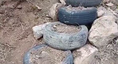 Camiye ulaşmak için araba lastiğinden merdiven yaptılar