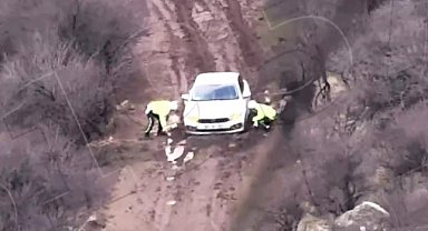 Çamura saplanan sürücünün imdadına polisler yetişti