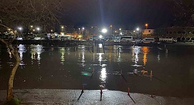 Çanakkale'de çay taştı: Otopark sular altında kaldı