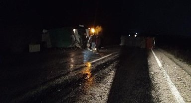 Çanakkale'de itfaiye aracı, yardım için gittiği tıra çarptı: 1'i ağır 2 yaralı