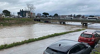 Çanakkale'de Kocabaş Çayı yoğuş yağış nedeniyle taştı