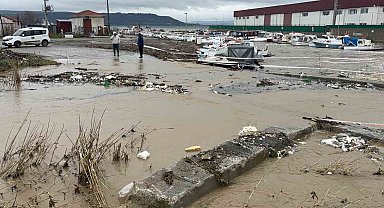Çanakkale'de sağanak yağış nedeniyle Kepez çayı taştı
