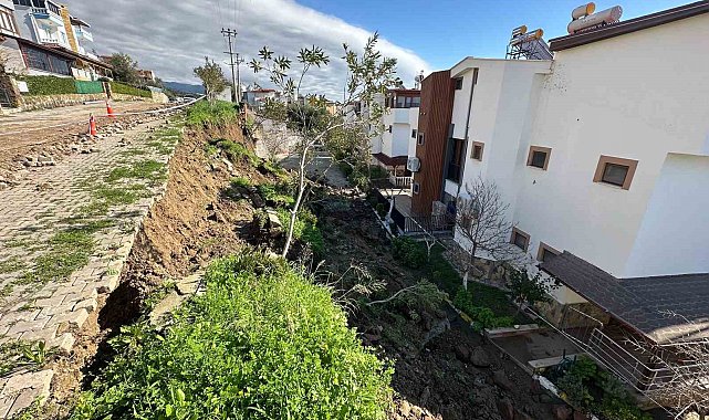 Çanakkale'de yağışlar sebebiyle bir sitenin istinat duvarı çöktü
