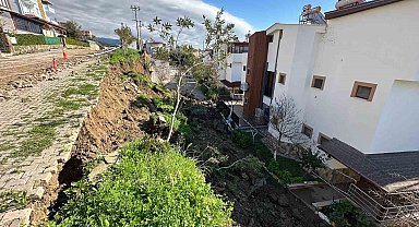 Çanakkale'de yağışlar sebebiyle bir sitenin istinat duvarı çöktü