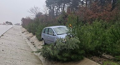 Çanakkale'de yoldan çıkan otomobil ağaca çarptı; 2 kişi yaralandı