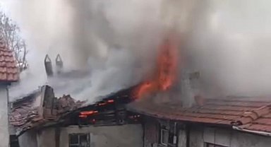 Çankırı'da evin çatısı alevlere teslim oldu