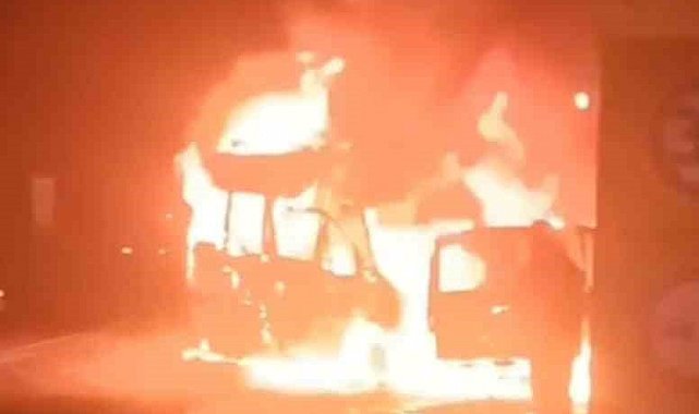 Çarpışan 2 araç alev topuna döndü: 2 yaralı