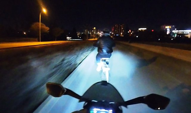 Çarpmaktan son anda kurtulduğu bisikletliye önce tokat attı, sonra yerden kaldırdı