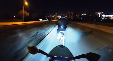 Çarpmaktan son anda kurtulduğu bisikletliye önce tokat attı, sonra yerden kaldırdı