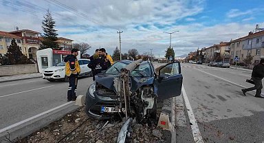 Çarptığı aydınlatma diğeri otomobilin üzerine devrildi: Sağlık çalışanı ölümden döndü