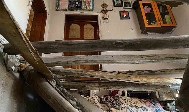 Çatak'ta 2 katlı evin toprak damı çöktü