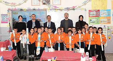 Çatak'ta öğrencilere dünya ve Türkiye haritaları dağıtıldı