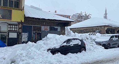 Çatıdan düşen kar kütlesi araca zarar verdi