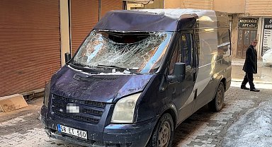 Çatıdan düşen kar kütlesi seyir halindeki minibüse zarar verdi