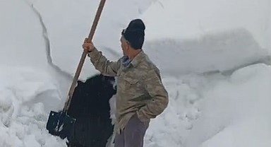 Çatıdan düşen kar kütlesinden saniyelerle kurtuldu