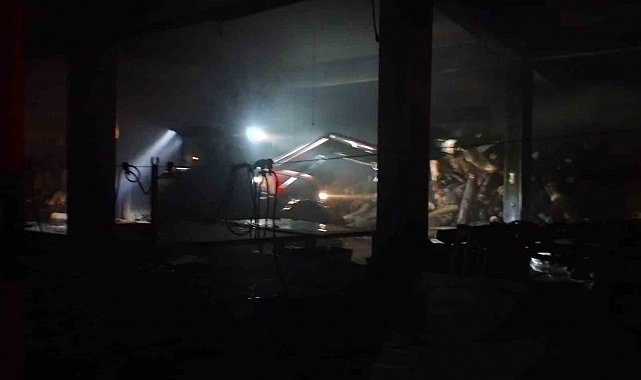 Çaycuma'da sahur vakti çıkan yangında tekstil fabrikası alevlere teslim oldu