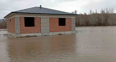 Çekerek ırmağı taştı; yollar ve tarlalar sular altında kaldı
