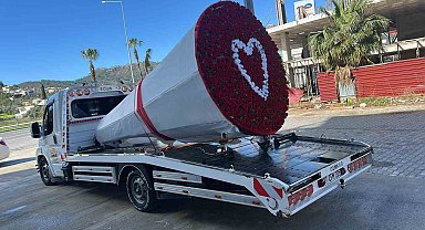 Çekicinin vincini 777 gülle donatıp eşine sürpriz yaptı