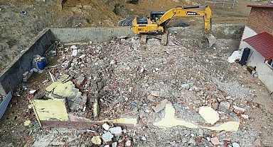 Çelikhan'da hasarlı binaların yıkımı sürüyor