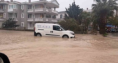 Çeşme'de sağanak yağış: Caddeler dereye döndü, rögarlar taştı