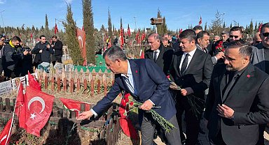 CHP Genel Başkanı Özgür Özel deprem şehitliğini ziyaret etti