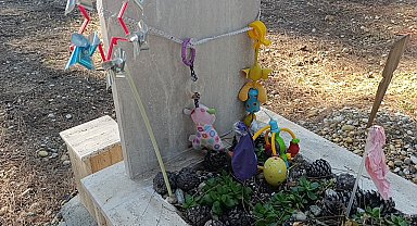Çiçeklerden çok oyuncaklarla bezenen mezarlıkta duygulandıran görüntüler