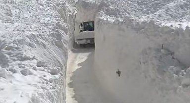 Çığ nedeniyle kapanan köy yolunda zorlu karla mücadele çalışması