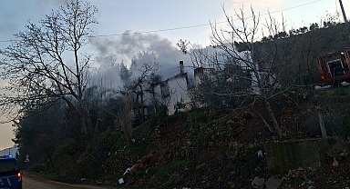 Çıkan yangında ev küle döndü