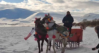 Çıldır Gölü üzerinde atlı gezi ve halay keyfi