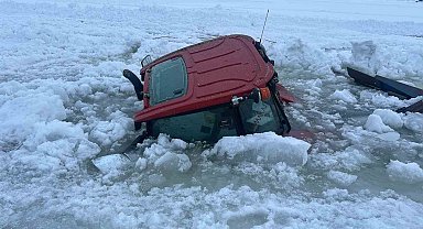 Çıldır Gölü yüzeyindeki buz kırıldı, traktör sulara gömüldü