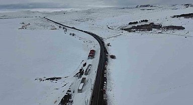 Çıldır Gölü'nde adım atacak yer kalmadı
