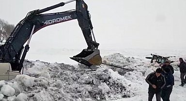 Çıldır Gölü'ne gömülen iş makinası çıkarıldı