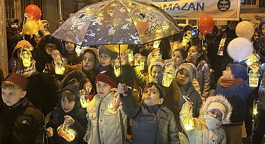 Çocuklar ellerinde fenerle ilk teravih namazı heyecanına ortak oldu