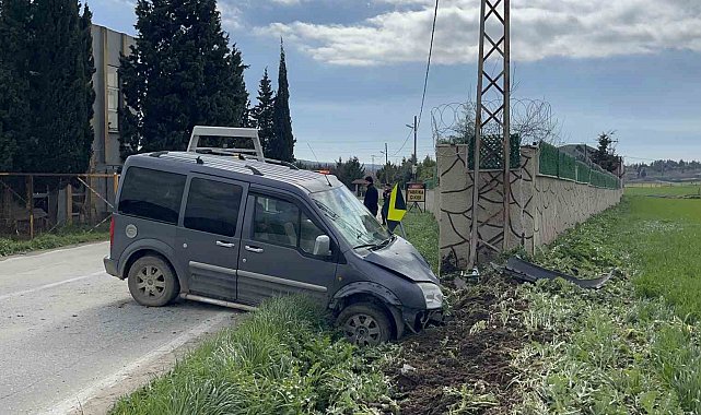 Çorlu'da aracın elektrik direğine çarptığı kaza kamerada